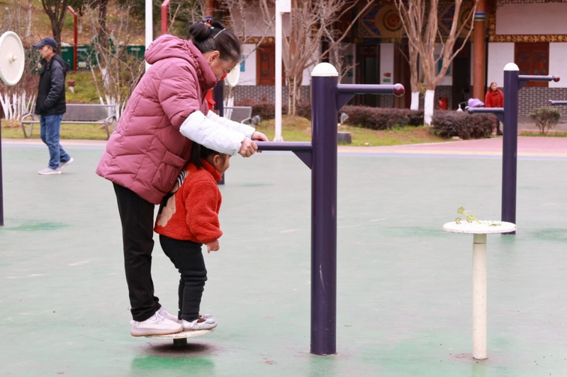 祖孫倆正在使用公園內(nèi)的健身器材。任玉炎攝