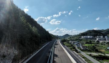 預(yù)計明年通車！獨山縣這條區(qū)域重要道路正加緊建設(shè)G210都勻陽安至影山公路改擴建工程（都獨同城大道）起于都勻陽安，止于獨山深河橋，全長36.43公里，概算總投資32.62億元……