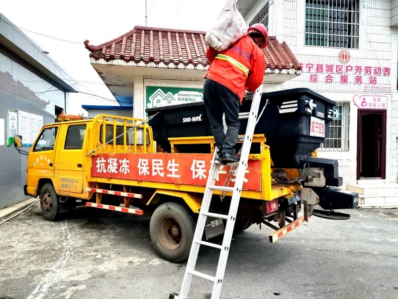 2 圖為南屯養(yǎng)護(hù)站裝車融雪劑。聞?dòng)耞_ 攝