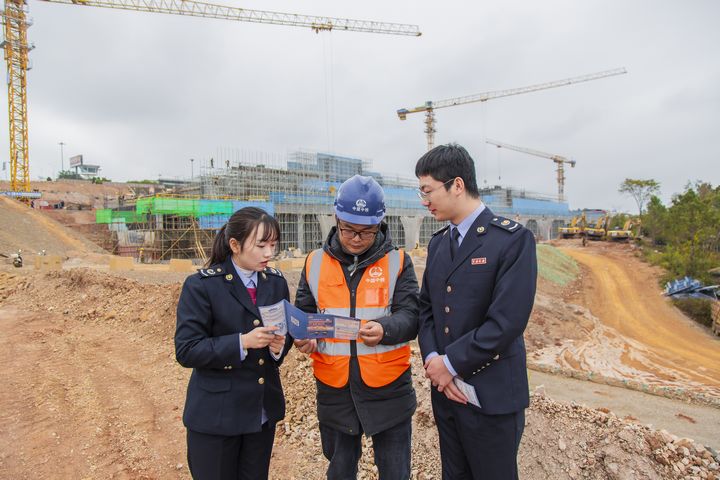 興義市稅務(wù)局稅務(wù)人員走進(jìn)盤興高鐵興義南站施工現(xiàn)場(chǎng)，了解項(xiàng)目建設(shè)施工進(jìn)度，輔導(dǎo)企業(yè)解決涉稅疑難問題。張松攝