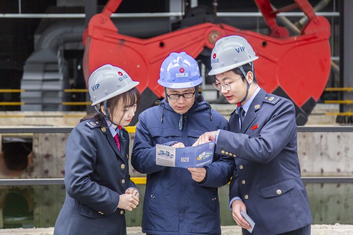 興義市稅務(wù)局人員到貴州旺城礦業(yè)有限公司了解項(xiàng)目建設(shè)情況，并為企業(yè)宣傳講解適用稅費(fèi)政策、解答涉稅疑難問題。張松攝