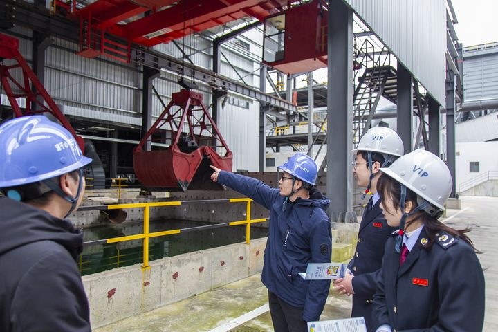 興義市稅務(wù)局人員到貴州旺城礦業(yè)有限公司了解項目建設(shè)情況，并為企業(yè)宣傳講解適用稅費(fèi)政策、解答涉稅疑難問題。張松攝