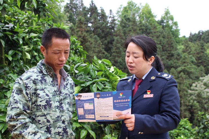 稅務(wù)人員深入田間地頭宣傳稅費政策。