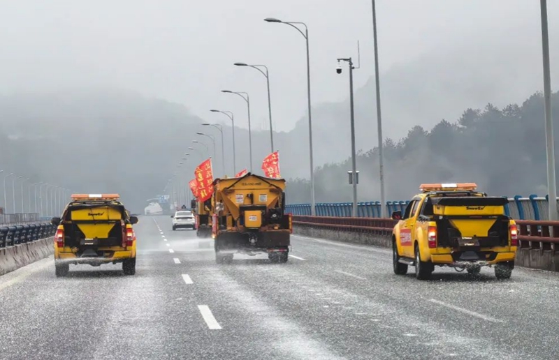 撒鹽車輛正在播撒融雪劑。