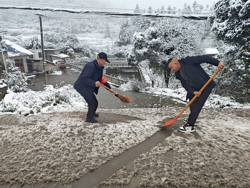 為特殊困難群體張友財(cái)清理門(mén)口路面積雪