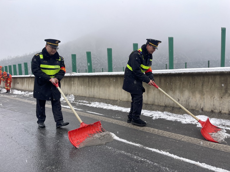 交通執(zhí)法人員清理積雪中。