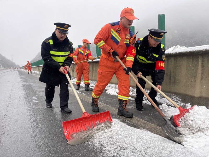 清理積雪中。