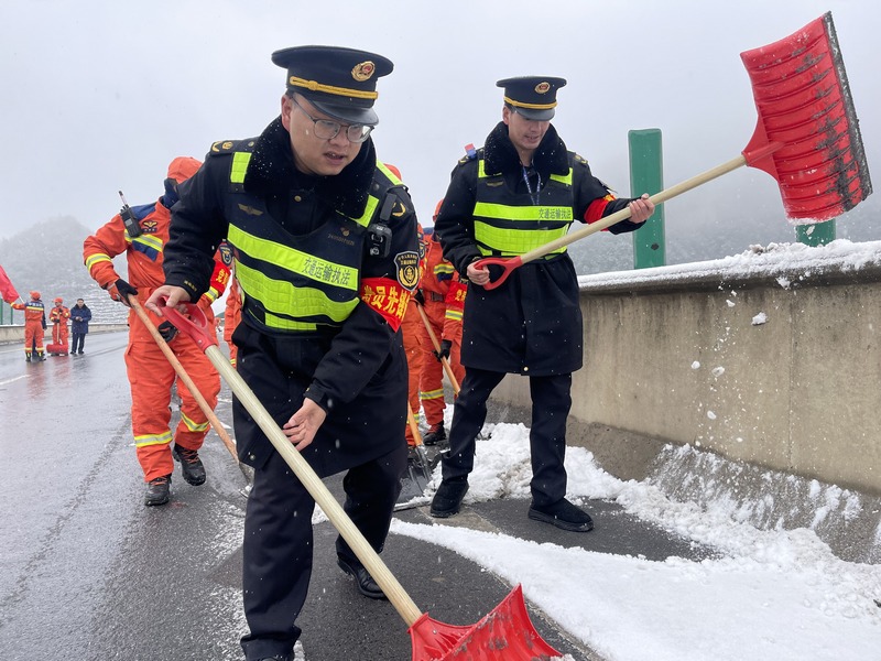 清理積雪中。