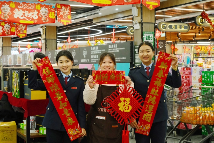 1 普安縣稅務(wù)局稅務(wù)人員到全家福購(gòu)物超市送祝福、送服務(wù)。劉蘇慶攝