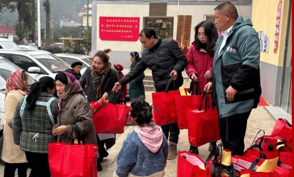 新春走基層丨水城區(qū)這些地方迎新春活動“上新”1月20日，海坪街道甘塘村開展慶新春活動，為村民送上對聯(lián)、“?！弊忠约靶麓捍蠖Y包等，營造了喜慶、歡樂、祥和的節(jié)日氛圍。