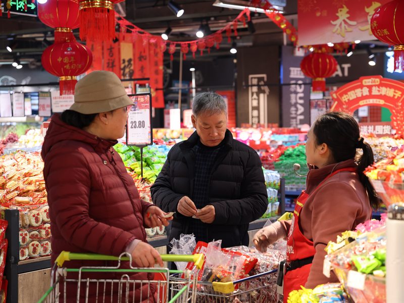 群眾爽購年貨慶新年。