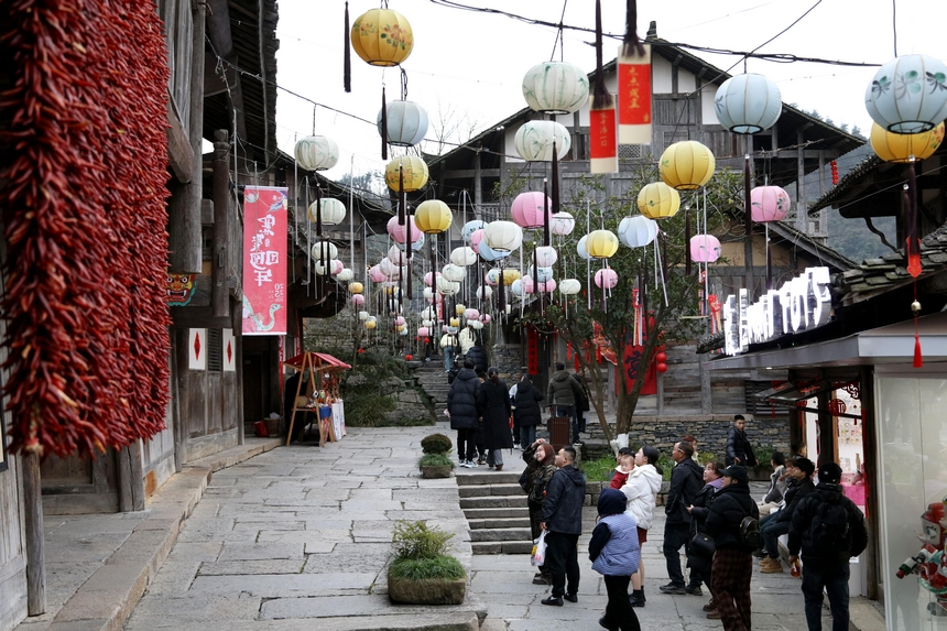 2月4日，游客在遵義市播州區(qū)烏江寨景區(qū)游覽。