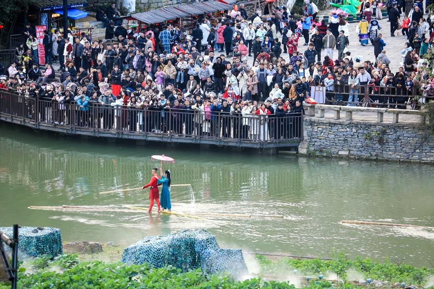 2月4日，游客在遵義市播州區(qū)烏江寨景區(qū)迴龍島觀看非遺獨(dú)竹漂藝術(shù)表演。