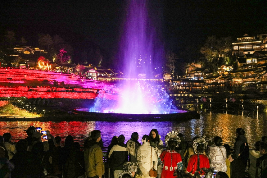 2月4日，游客在遵義市播州區(qū)烏江寨景區(qū)觀賞烏江星無人機(jī)音樂水舞秀。