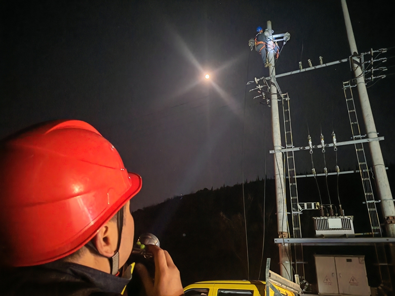 工作人員對興仁市雨樟鎮(zhèn)片區(qū)3條10千伏線路進行施工建設(shè)。 陳子健 攝.jpg