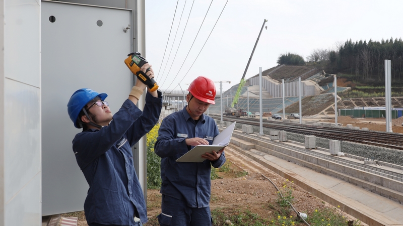 南方電網(wǎng)貴州興義供電局優(yōu)質供電服務盤興高鐵建設施工用電。盧關文攝