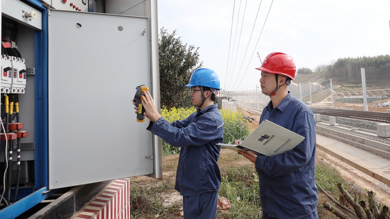 南方電網(wǎng)貴州興義供電局優(yōu)質供電服務盤興高鐵建設施工用電。盧關文攝