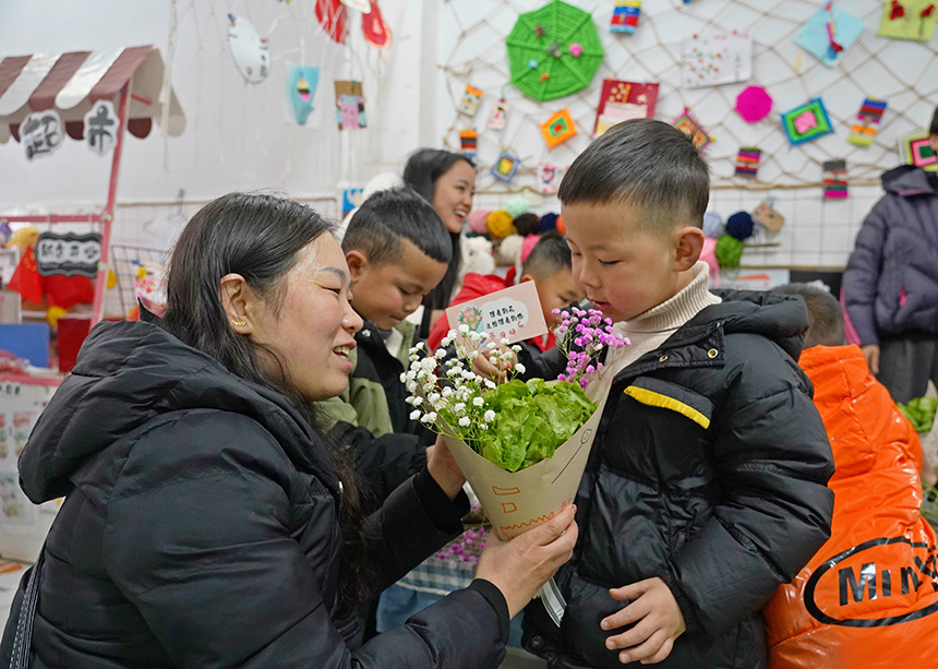 2025年3月6日，貴州省畢節(jié)市納雍縣龍場鎮(zhèn)中心幼兒園“溫情三八·感恩有您”活動現(xiàn)場，家長和孩子們一起做手工。  楊 英 攝