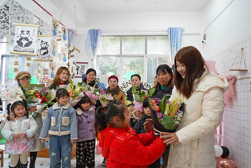 2025年3月6日，貴州省畢節(jié)市納雍縣龍場(chǎng)鎮(zhèn)中心幼兒園“溫情三八·感恩有您”活動(dòng)現(xiàn)場(chǎng)，小朋友把親手制作的蔬菜花送給媽媽。 楊英 攝