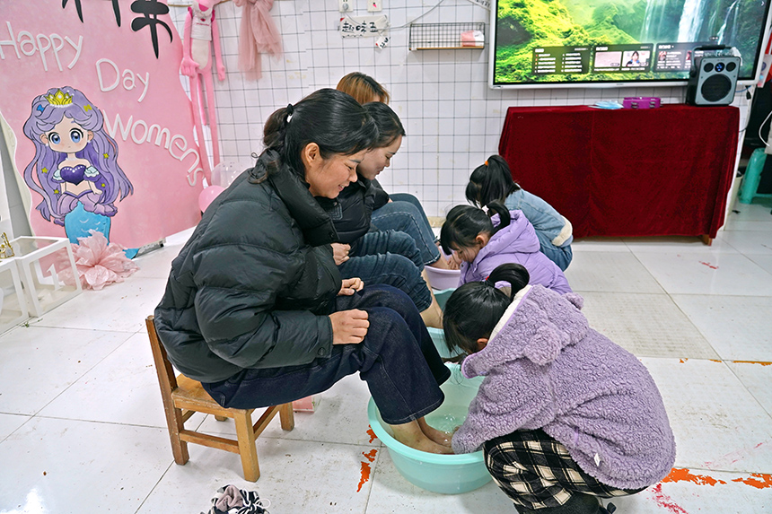 2025年3月6日，貴州省畢節(jié)市納雍縣龍場(chǎng)鎮(zhèn)中心幼兒園“溫情三八·感恩有您”活動(dòng)現(xiàn)場(chǎng)，小朋友給媽媽洗腳。 楊英 攝