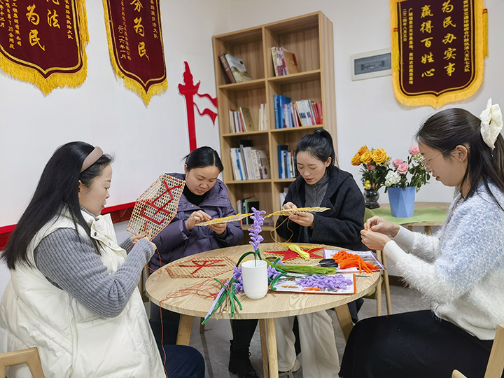 圖為女職工開展手工制作。