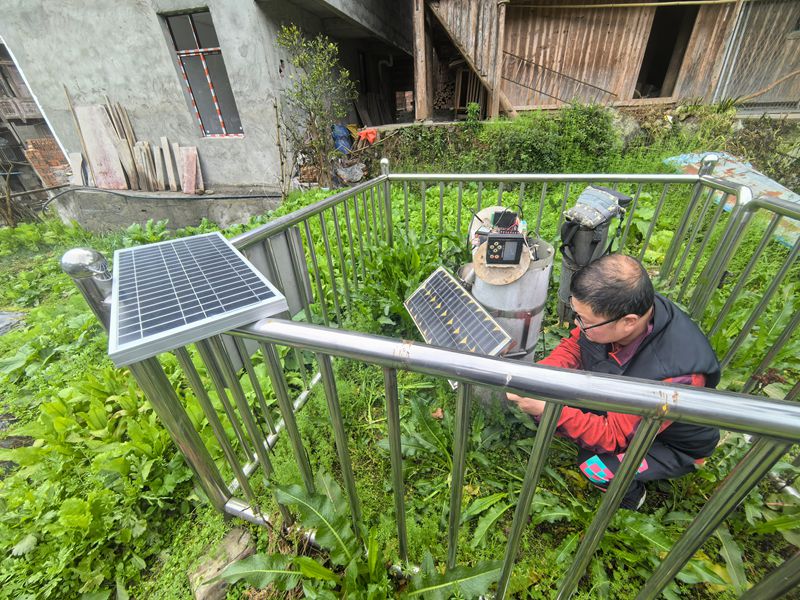 工作人員檢測雨量站點。楊滔攝