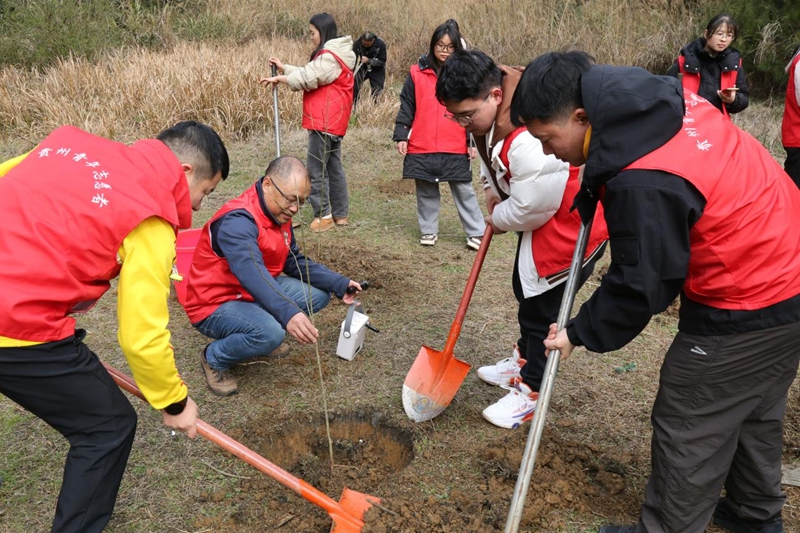 3.3·12植樹節(jié)生態(tài)文明志愿服務(wù)省級(jí)示范活動(dòng)現(xiàn)場(chǎng)。共青團(tuán)貴州省委 供圖.jpg