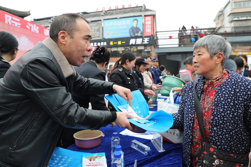 3月13日，在石阡縣舉行的2025年“3·15”國際消費(fèi)者權(quán)益日活動現(xiàn)場，工作人員正在向市民宣傳消費(fèi)者權(quán)益的相關(guān)知識。楊文美攝 (1).JPG